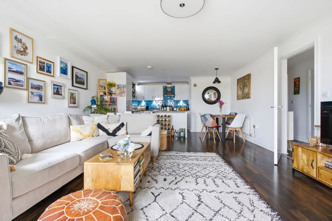 Apt 14, Urbis Wolf Lane, Windsor photo 4
