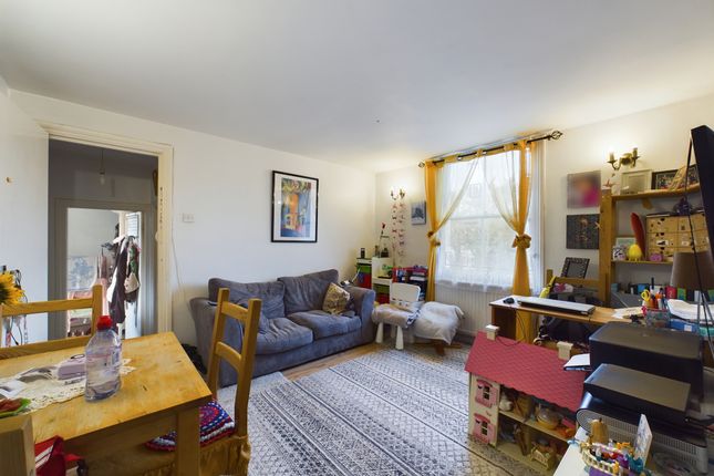 10, Ramsden Road, London photo 2