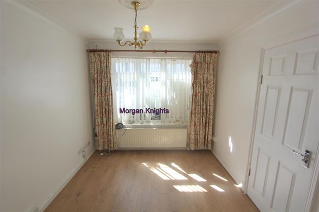 5, Sims Close, Romford photo 3