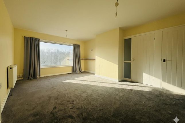 31, Spring Valley Crescent, Leeds photo 2