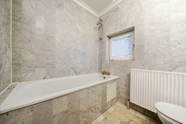 Room 3, 14, Queen Of Denmark Court, London photo 4
