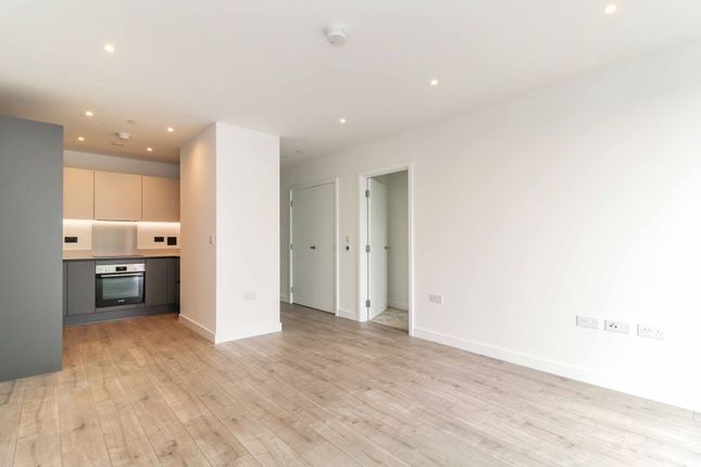 Apt 1306, Union Court, Watford photo 4