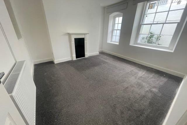 Thumbnail Flat to rent in Oakfield Place, Clifton, Bristol