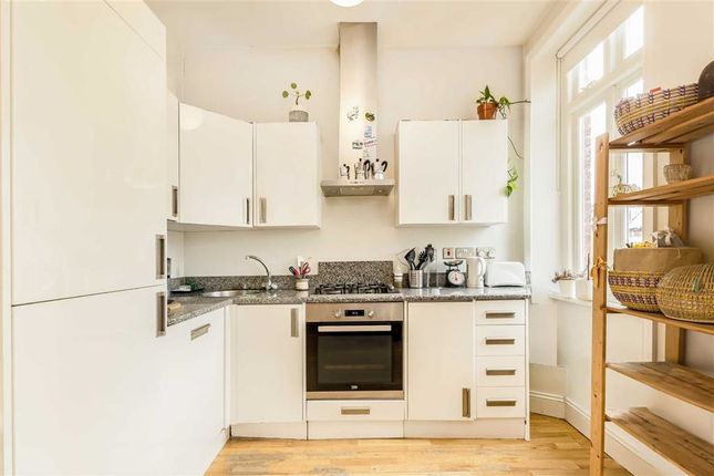 Flat to rent in Hoveden Road, Mapesbury, London