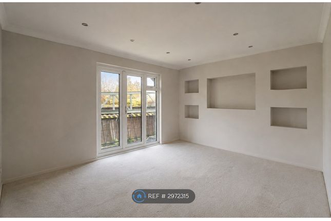 Flat, Downside Court Nutfield Road, Redhill photo 3