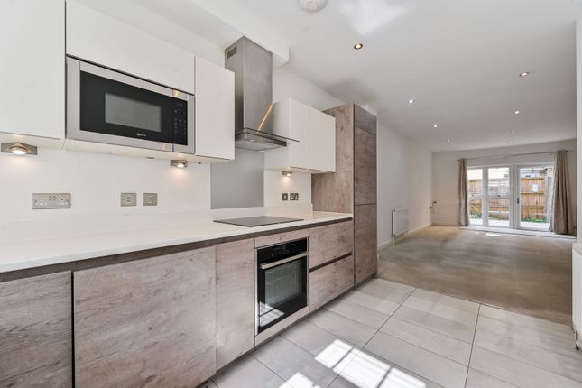 Vicarage Crescent, Battersea photo 4