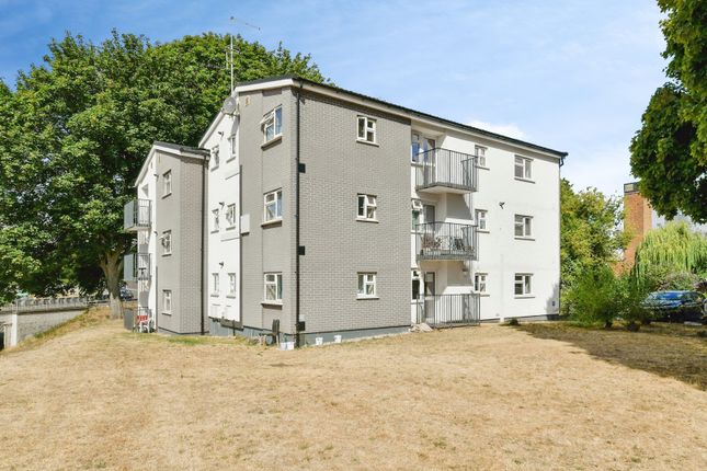 2-bed flat on 53, Penn Road, Hertfordshire, £135,000