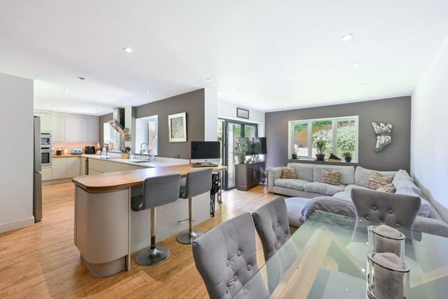 7 Hill View Close, Tadworth photo 2