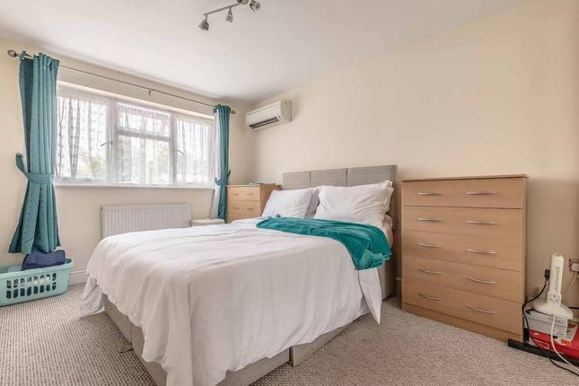 69, Slough Road, Iver photo 4