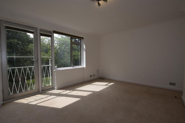 Flat to rent in Buxton Drive, London
