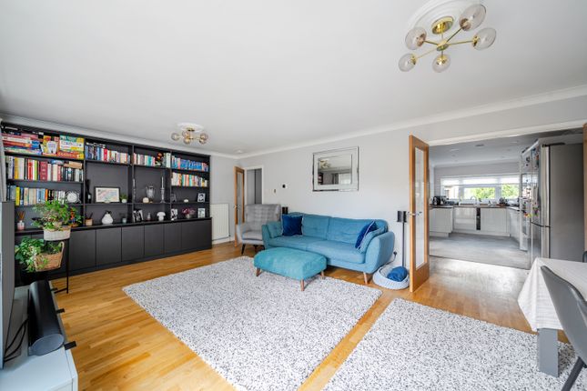 3, Vale Close, Weybridge photo 4