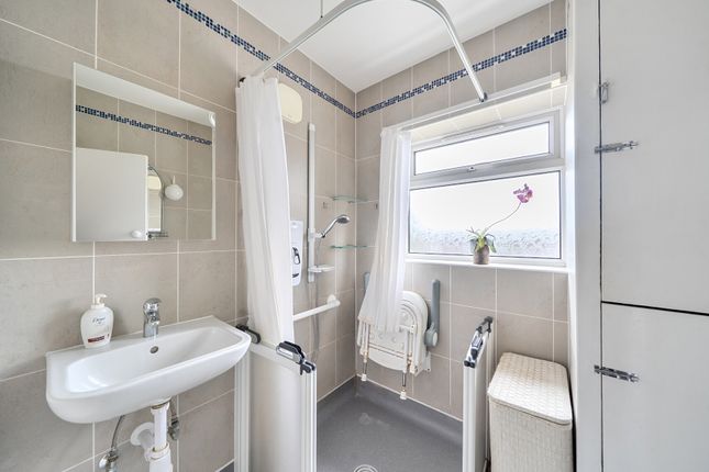 20, Holden Avenue, London photo 4