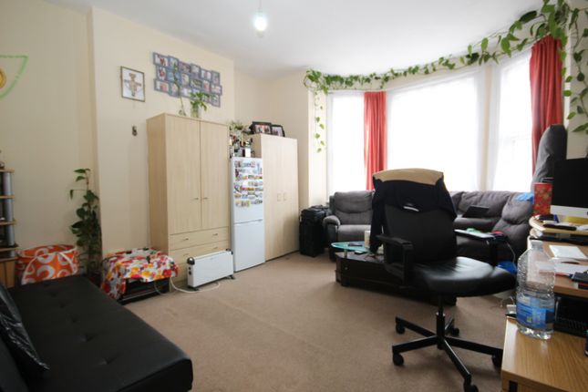 14b District Road, Wembley photo 2