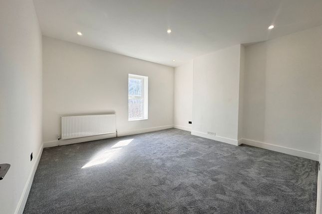 Flat, 5A Whiteleys Parade Uxbridge Road, Uxbridge photo 4