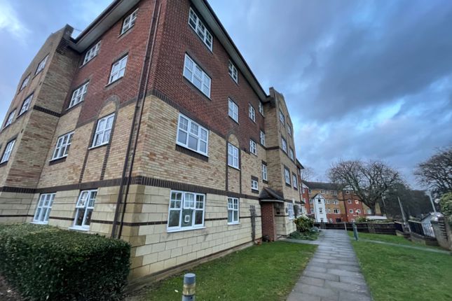 Thumbnail Flat for sale in Knights Field, Luton, Bedfordshire
