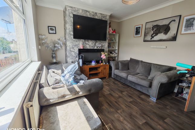 16, Waterloo Grove, Pudsey photo 3