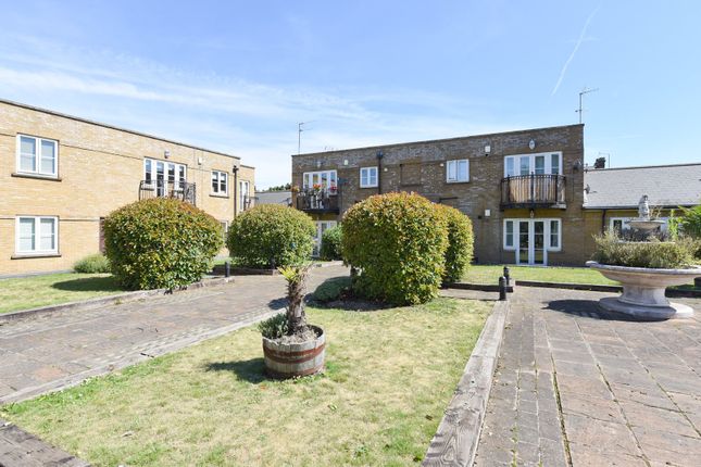 Flat to rent in Fontaine Court, Southgate