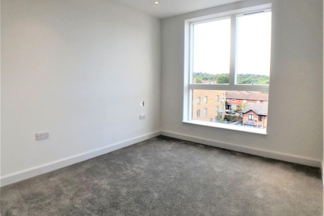 Flat 12 Lang Court, High Street, London photo 3
