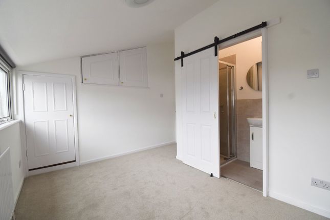 19, Ingrams Close, Hersham Village photo 4