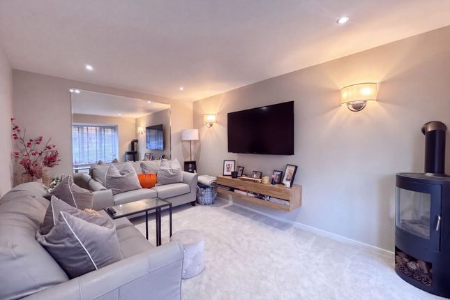 12 Thorne Crescent, Manchester photo 4