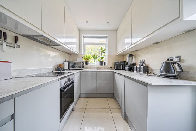 26, Mead Way, Kent photo 2
