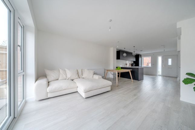 27, Exbury Crescent, Cranleigh photo 4