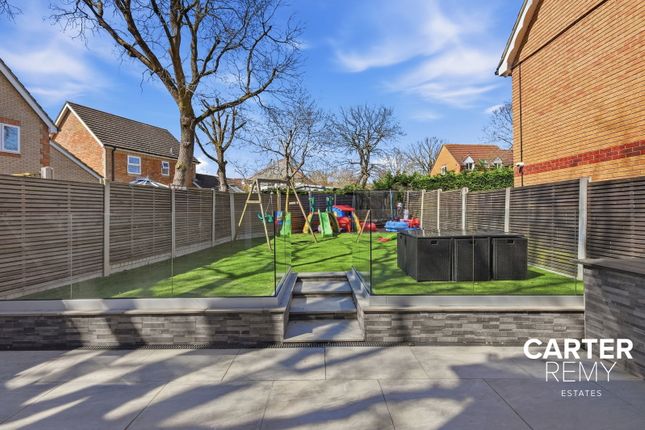 10, Hill Top Rise, Basildon photo 4