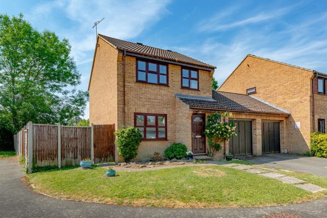 Thumbnail Detached house for sale in Geary Close, Smallfield, Horley