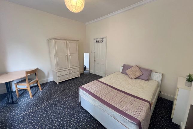 A Spacious And Well-Maintained Double Bedroom Feat...