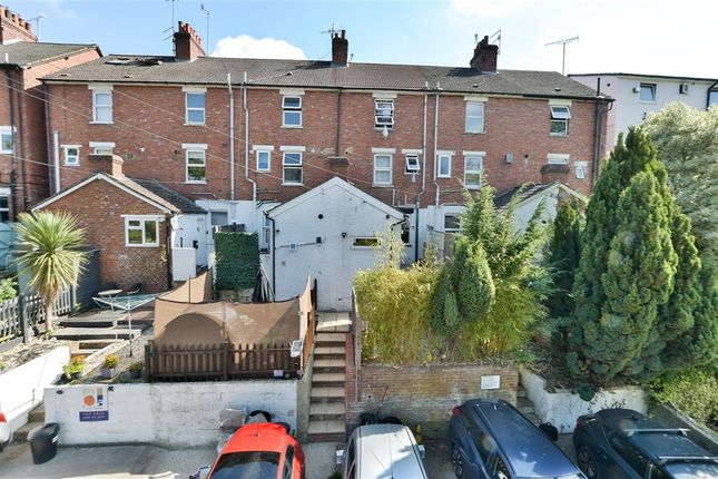 1-bed flat on Farningham Road, Caterham, £190,000