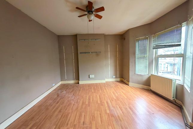 Flat 2, 10, Whitestile Road, Brentford photo 4
