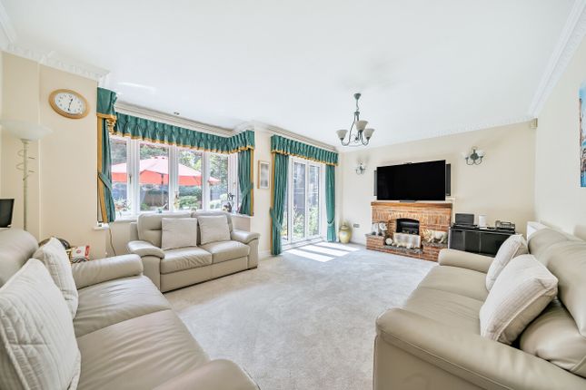 167, Oatlands Drive, Surrey photo 2