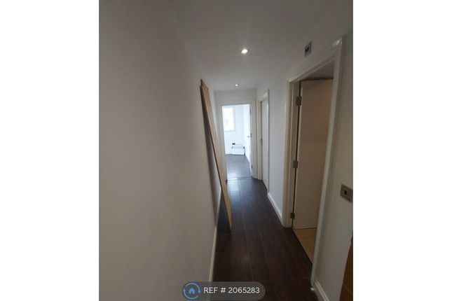 Flat to rent in High Street, New Malden