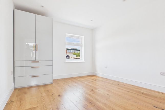 2-bed house on 45, Windmill Road, Brentford, £2,300/mo