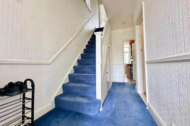8 Lynton Avenue, London photo 4
