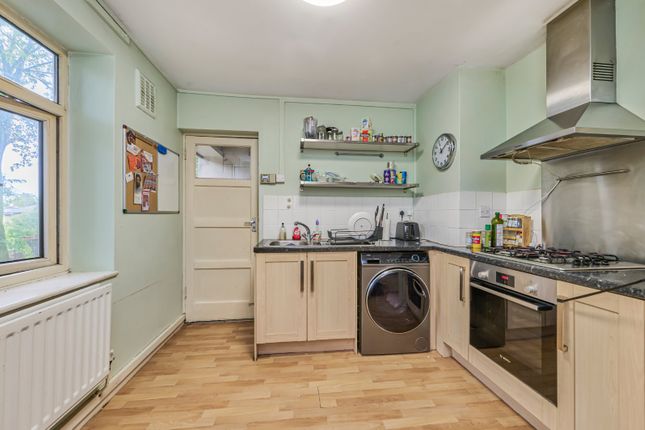 Flat 32, Callingham House,, Clapham Road Estate, London photo 3