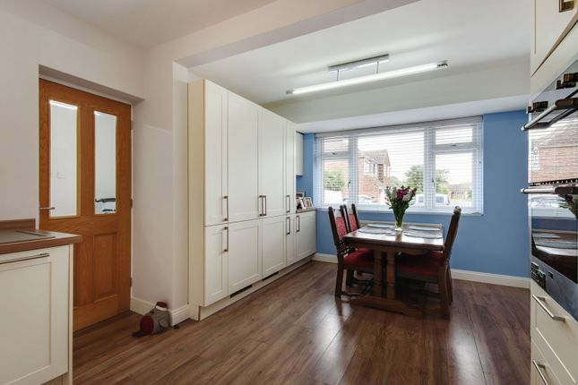 42, Racefield Close, Gravesend photo 4