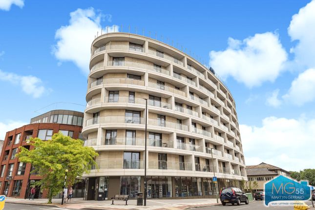 Flat to rent in Gateway House, 318-330 Regents Park Road, Finchley, London