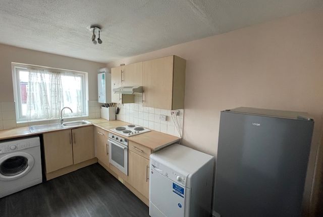 Flat to rent in Falling Lane, Yiewlsey