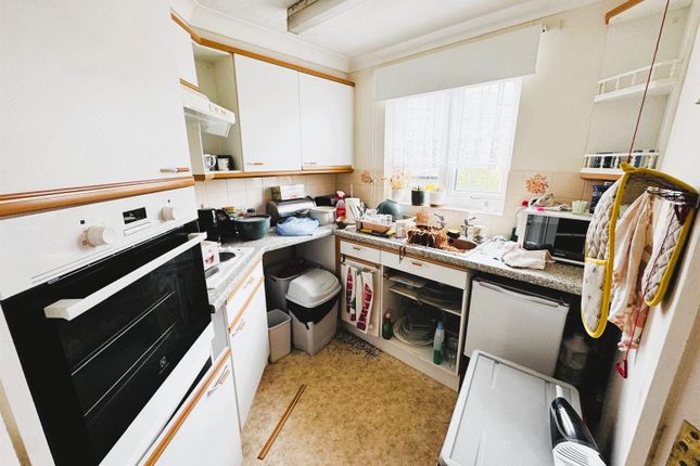 Flat 49, Felbridge Court, High Street, Feltham photo 3
