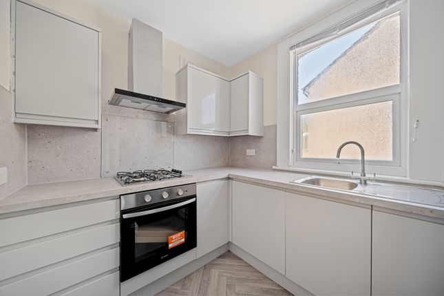 6, De Luci Road, Erith photo 4