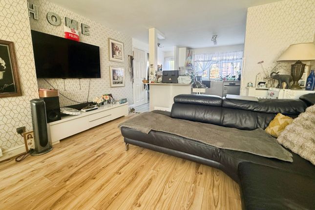 74, Helmsdale Close, Berkshire photo 2