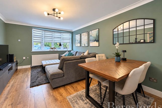 117, Grosvenor Drive, Havering photo 4
