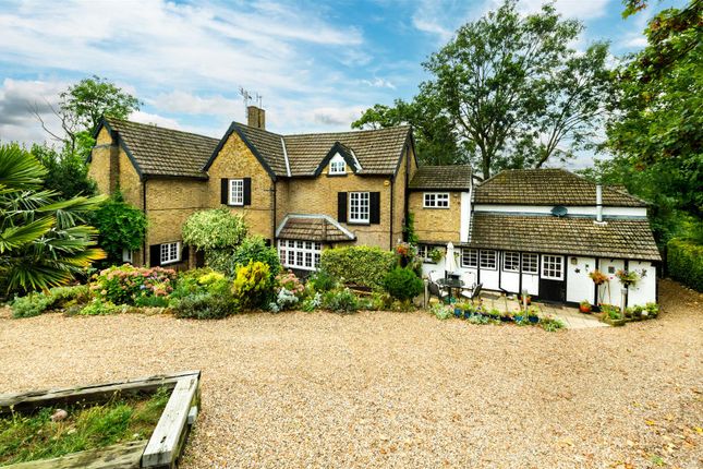 10, Woodhall Close, Uxbridge photo 4