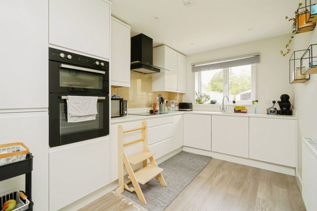 27, Spring Meadow, Witney photo 4