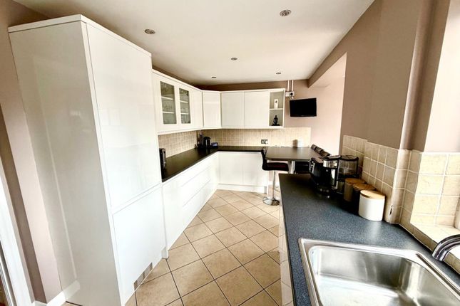 17, Huntingfield Way, Egham photo 4