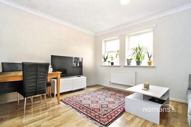 4, Morton Close, Uxbridge photo 2