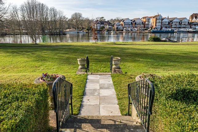 Flat to rent in Buckingham, Thamesfield, Wargrave Road, Henley-On-Thames, Oxfordshire