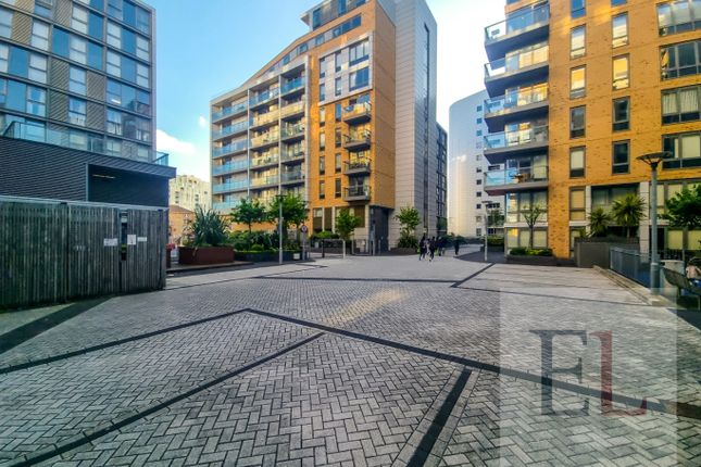 Thumbnail Flat for sale in Empire Reach, London