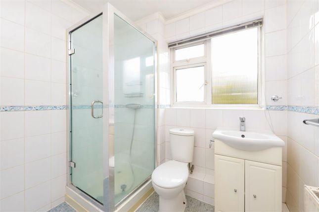 5, Linden Lea, Westfield Park, Pinner photo 3